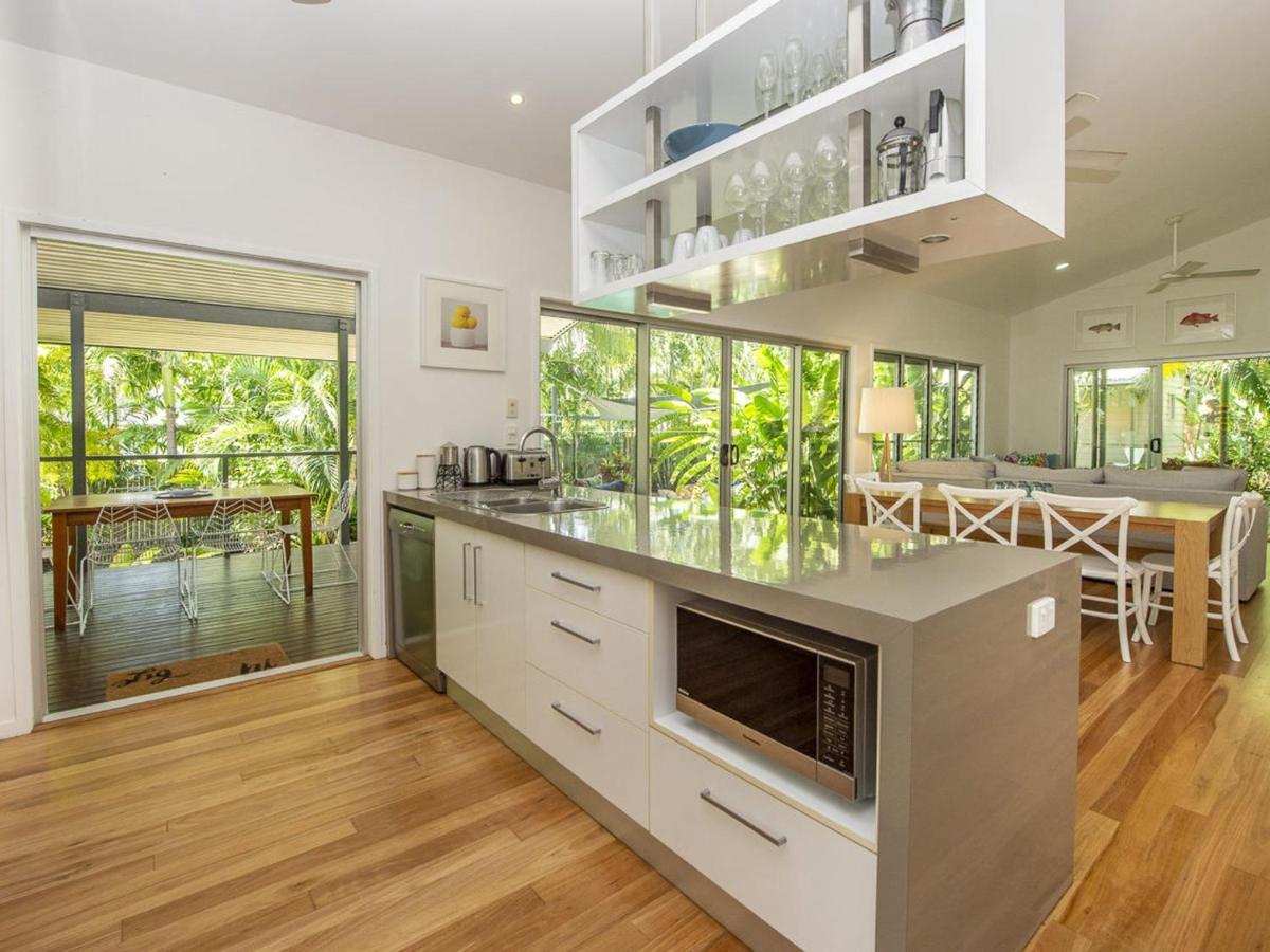 Whispering Palms Villa Nelly Bay Екстериор снимка